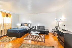 Magnificent Studio at Leaside -10 Mins to Downtown