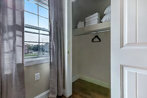 2BD Spacious condo Steps from ST Charles