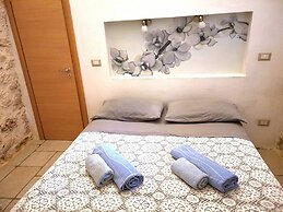 Trullo Madia with Shared Hot Tub in Nature