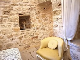 Trullo Madia with Shared Hot Tub in Nature