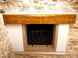 Trullo Madia with Shared Hot Tub in Nature