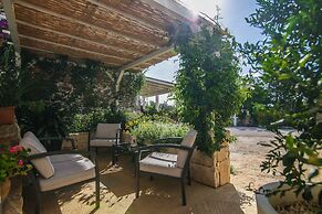 Trullo Madia with Shared Hot Tub in Nature