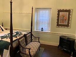 The Avenue Guesthouse and Gallery