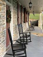 The Avenue Guesthouse and Gallery