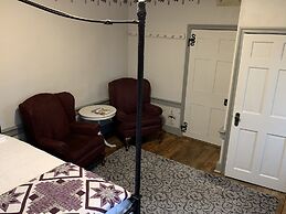 The Avenue Guesthouse and Gallery