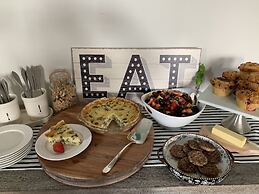 The Avenue Guesthouse and Gallery