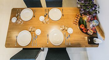 Johnny's Apartment & Ocean Villa