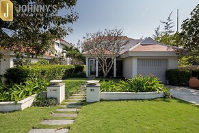 Johnny's Apartment & Ocean Villa