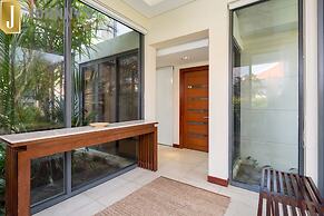 Johnny's Apartment & Ocean Villa