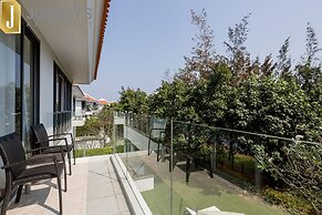 Johnny's Apartment & Ocean Villa