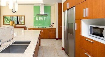 Johnny's Apartment & Ocean Villa