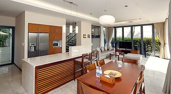 Johnny's Apartment & Ocean Villa