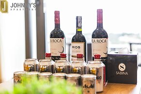 Johnny's Apartment & Ocean Villa