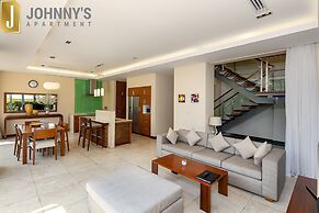 Johnny's Apartment & Ocean Villa