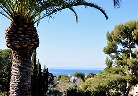 The Address Cassis