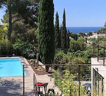 The Address Cassis