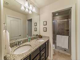 Splendid Windsor Home 5 Bedroom Townhome With Private Pool