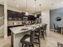 Splendid Windsor Home 5 Bedroom Townhome With Private Pool