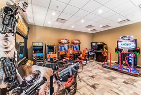 Splendid Windsor Home 5 Bedroom Townhome With Private Pool