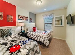 Splendid Windsor Home 5 Bedroom Townhome With Private Pool