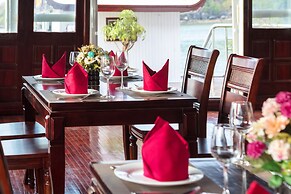 Cozy Bay Classic Cruise