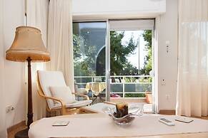 Fabulous Apartment Across Flisvos