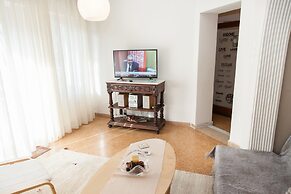 Fabulous Apartment Across Flisvos