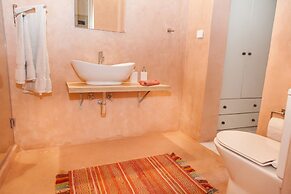 Fabulous Apartment Across Flisvos