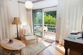 Fabulous Apartment Across Flisvos