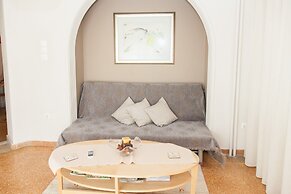 Fabulous Apartment Across Flisvos