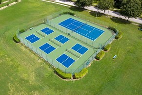 4BR Pool Home in Orange Tree by SHV