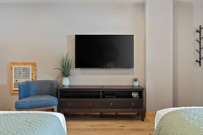 Duck Creek Village Inn