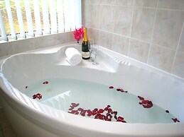 Arden Hill Farm House - Sleeps up to 16 - Snooker Table - HOT TUB