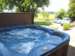 Arden Hill Farm House - Sleeps up to 16 - Snooker Table - HOT TUB