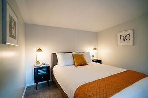 Sophisticated City Escape near DU