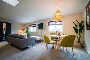 Sophisticated City Escape near DU