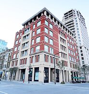 Airy Downtown Apartments by Nuage