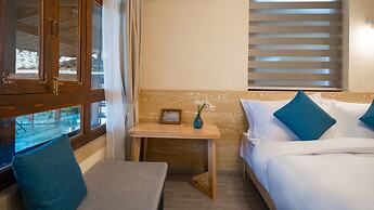 Floral Joy Cat Hotel