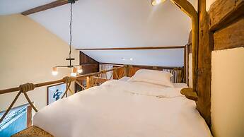 Floral Joy Cat Hotel