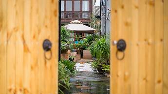 Floral Joy Cat Hotel