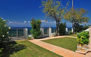 Balconies on Sea - The Garden Apartment