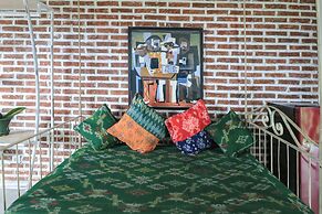 Base Guesthouse and Hostel