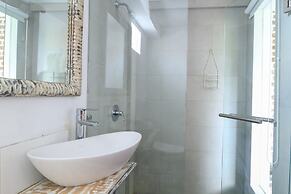 Base Guesthouse and Hostel