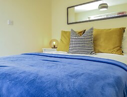 Tudors eSuites Birmingham Townhouse Private Garden Free Parking