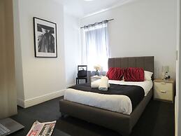 Tudors eSuites Coventry Townhouse Private Garden Free Parking