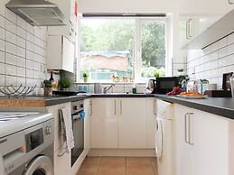 Tudors eSuites Coventry Townhouse Private Garden Free Parking