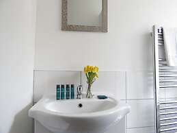 Tudors eSuites Coventry Townhouse Private Garden Free Parking