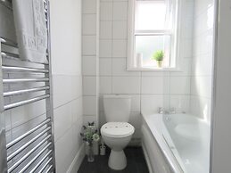 Tudors eSuites Coventry Townhouse Private Garden Free Parking