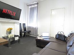 Tudors eSuites Coventry Townhouse Private Garden Free Parking