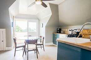 The Modern Couple's Getaway Loft With Private Balcony